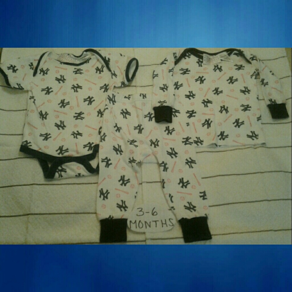 SALE- NY YANKEES 3 PEICE OUTFIT SIZE 3-6 MONTHS